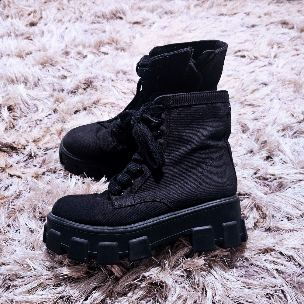 Black Women's Lace-Up Boots